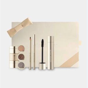 This set contains:
Eye Pods Trio: Mink, Smudge and Fete 
Eye Pencil and Mascara